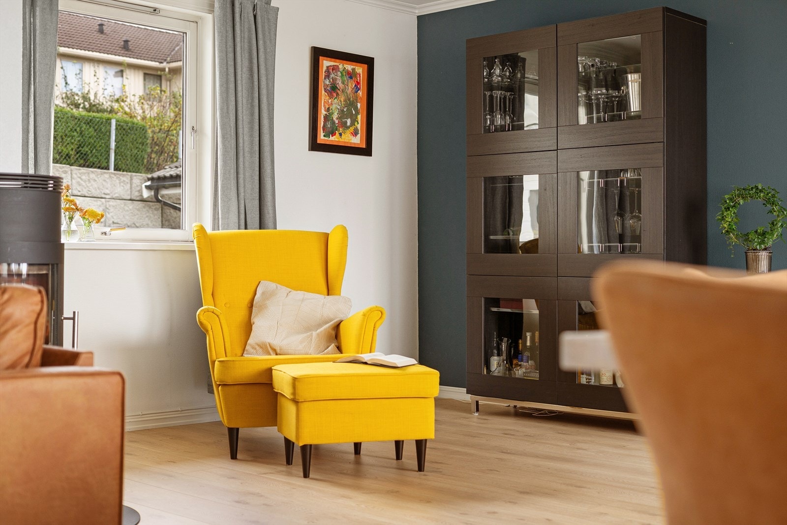 En lekker kontrastvegg i stuen malt i en blånyanse som harmonerer med resten av boligen. Galleribilde