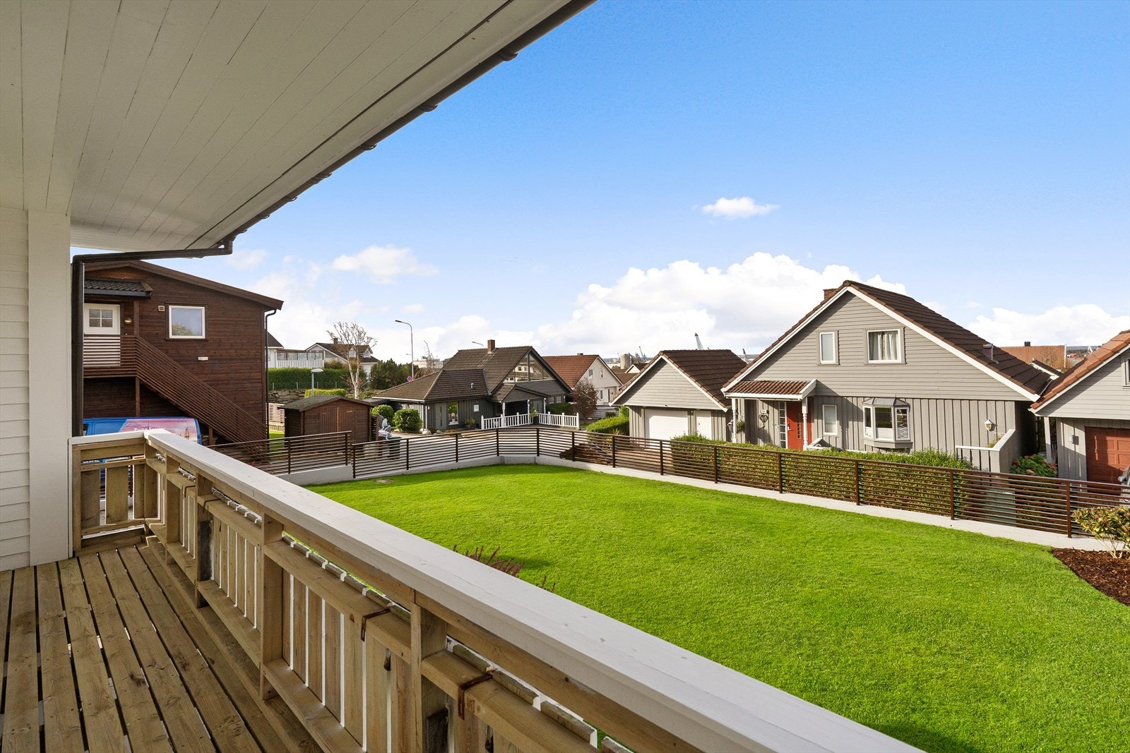 Fra kjøkkenet har du også direkte tilkomst til en romslig balkong med plass til sittegruppe samt grill. Galleribilde