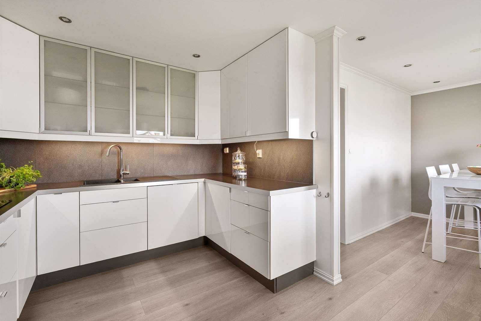 Integrerte hvitevarer som oppvaskmaskin, kjøleskap, koketopp, komfyr og dampovn medfølger i handelen. Galleribilde