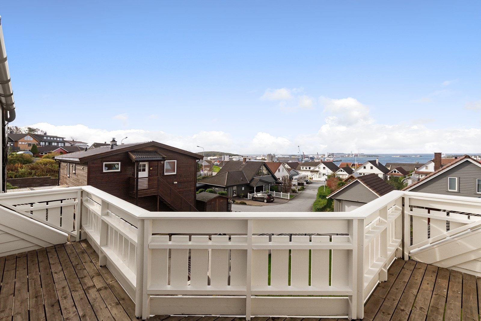 Balkongen har god plass til en sittegruppe, hvor du kan nyte den vakre utsikten. Galleribilde