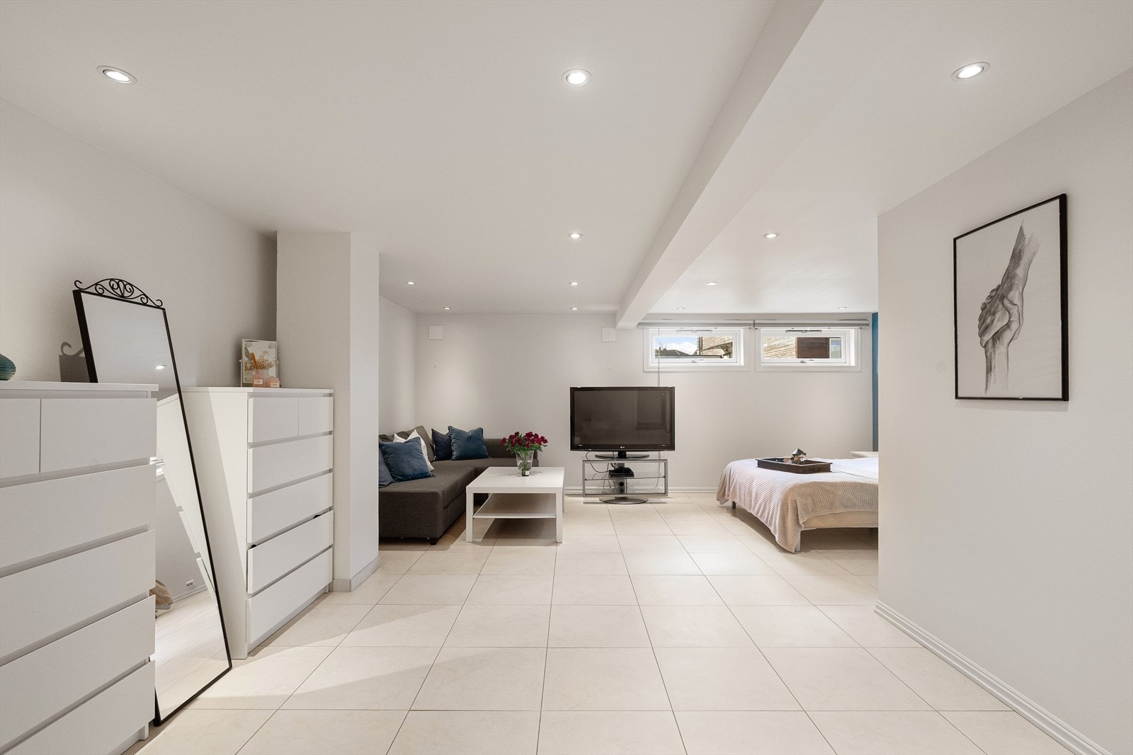 Gjennomgående lyse fliser gjennom hele underetasjen samt listefritt mot himling skaper en god romfølelse. Galleribilde