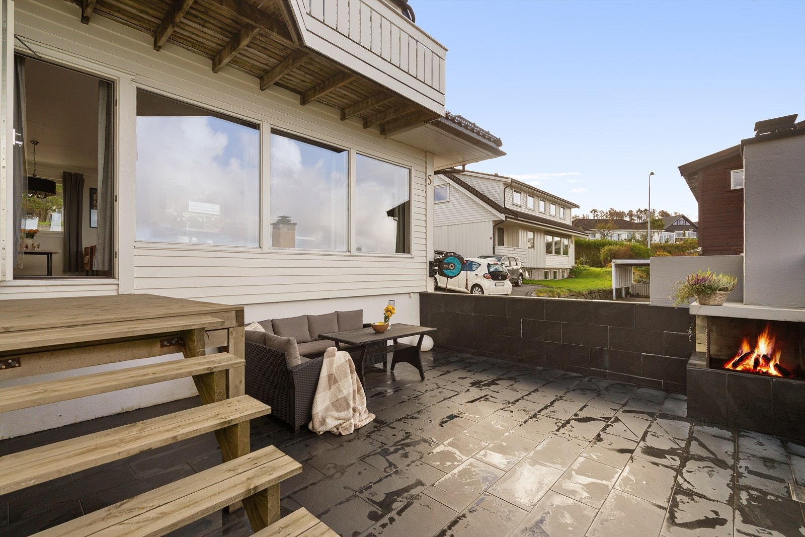 Fra stuen har du direkte tilkomst et lekkert flislagt uteområde. Galleribilde