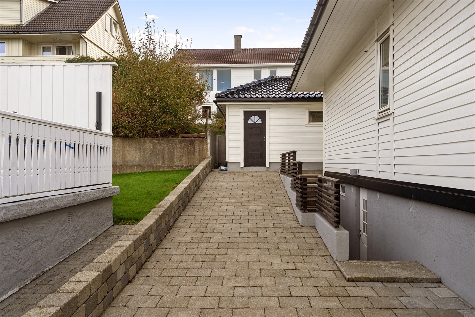 Rundt boligen er det lagt belegningsstein, som gjør det enkelt å bevege seg rundt hele eiendommen. Galleribilde