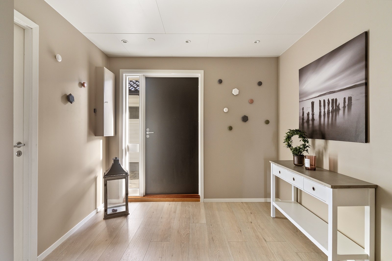 Lys og innbydende entré med moderne detaljer og plass til yttertøy. Galleribilde