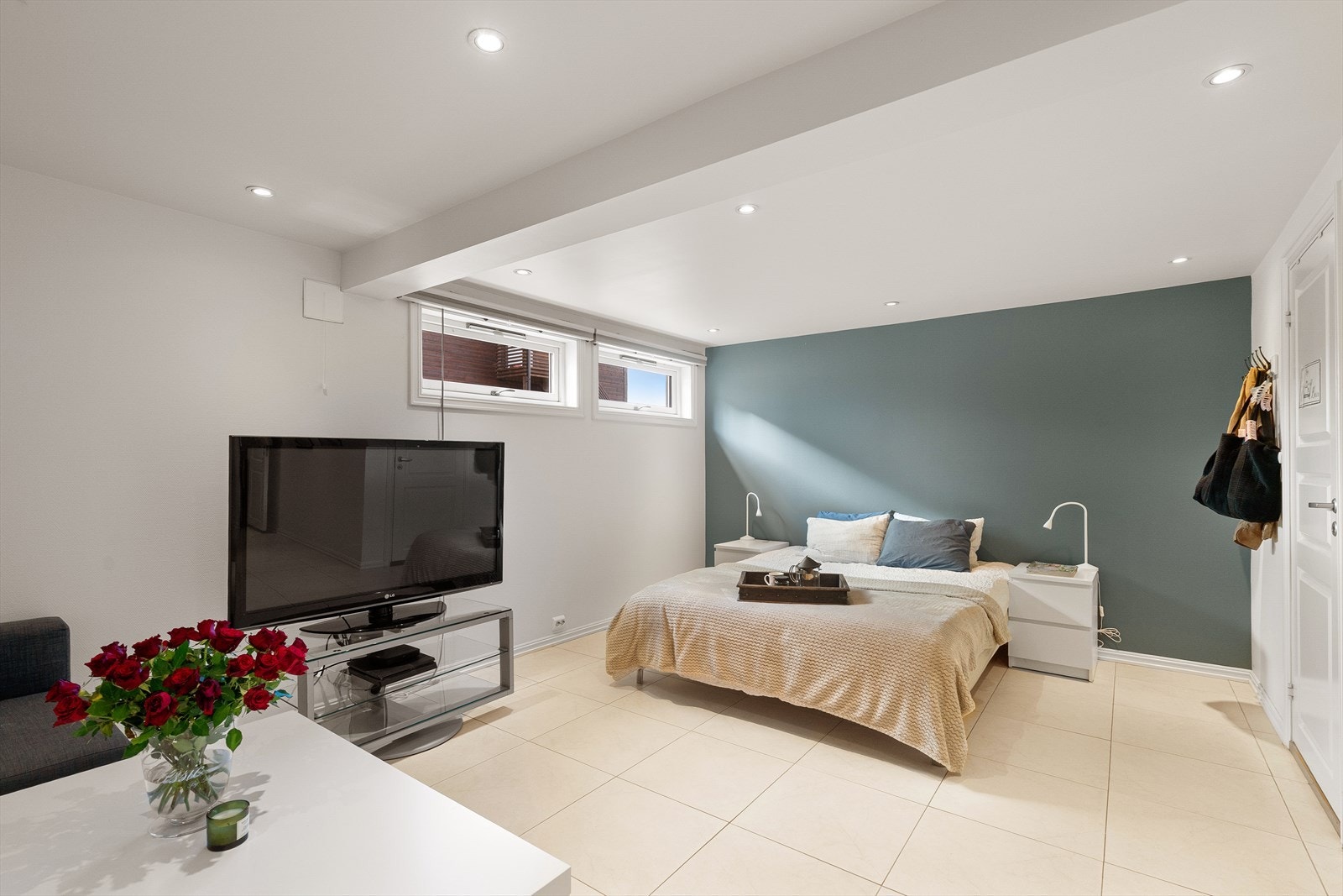 Spotter i tak som gir en lun og varm belysning. I stuen har du også plass til seng. Underetasjen er innredet og omgjort uten byggemelding til kommunen og uten at nødvendig godkjennelse er gitt. Galleribilde