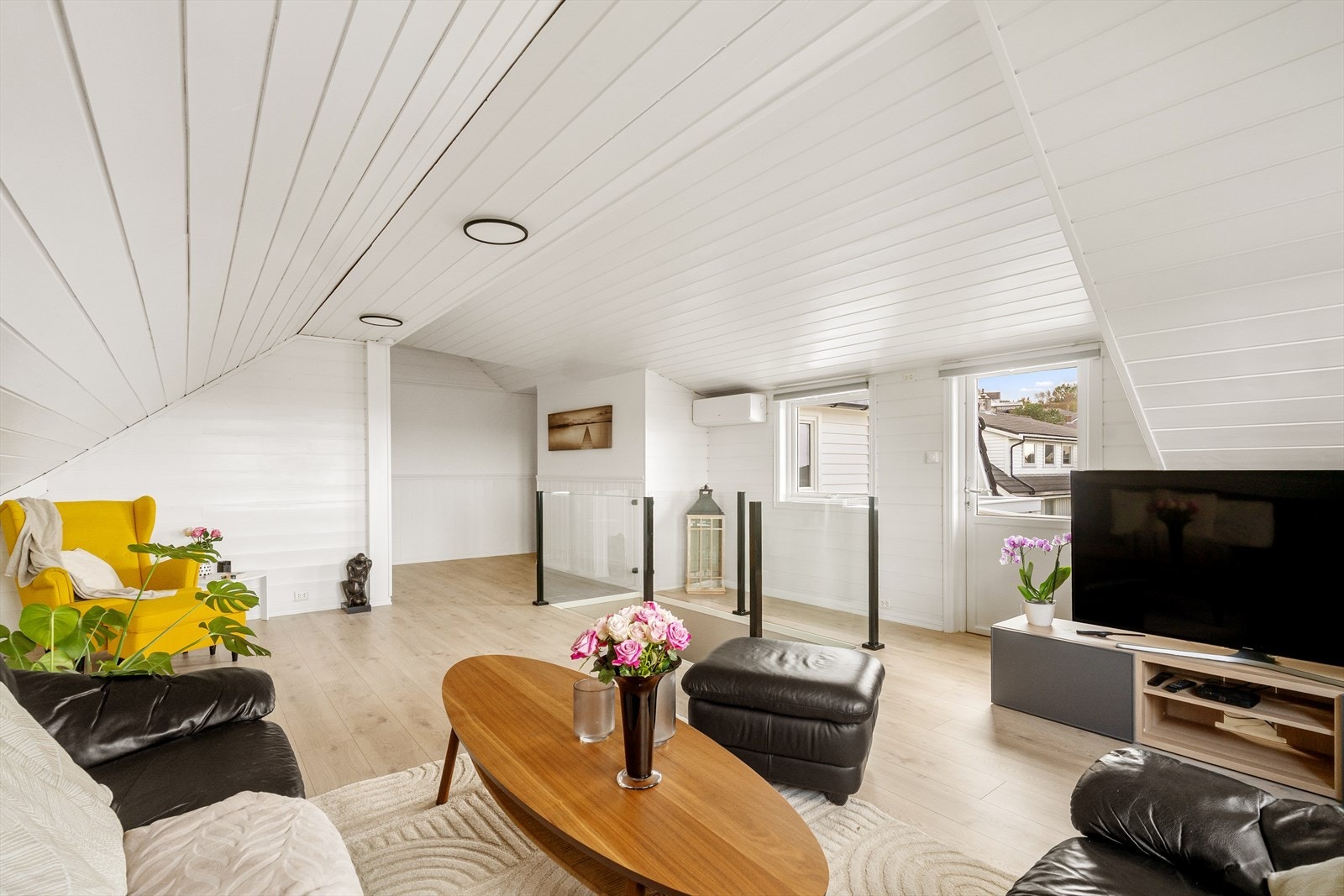 I stuen er det også en varmepumpe for ekstra hygge. Direkte tilkomst til romslig balkong fra stuen. Galleribilde