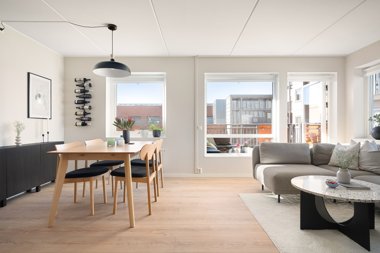 Stuen er av god størrelse med plass til å møblere i soner. Galleribilde