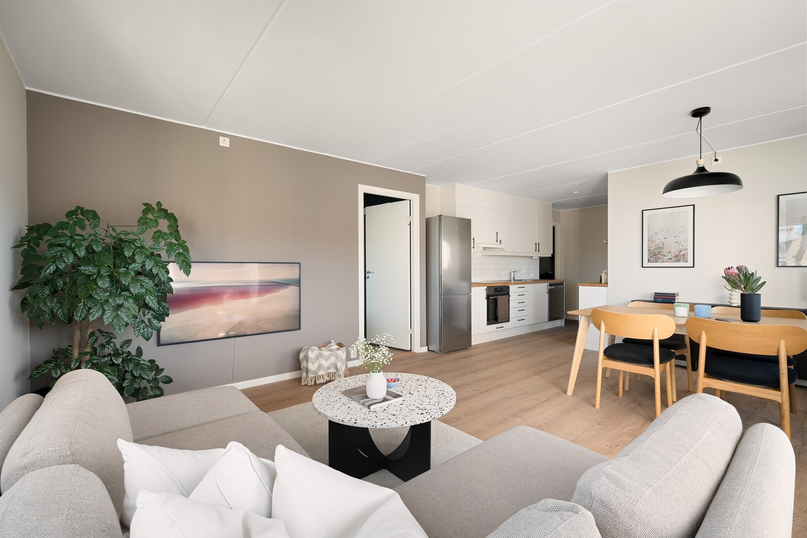 Kjøkkenet er holdt i en åpen løsning mot stuen og er en sosial sone for matlaging. Galleribilde
