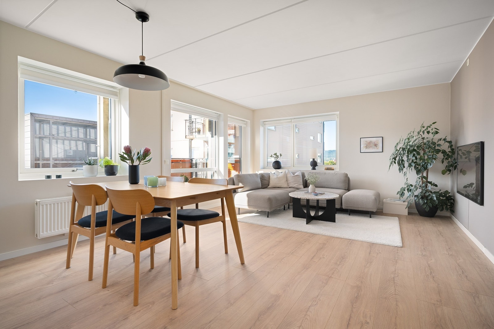 En lekker og innbydende 3-roms med gjennomgående planløsning og attraktiv beliggenhet. Galleribilde