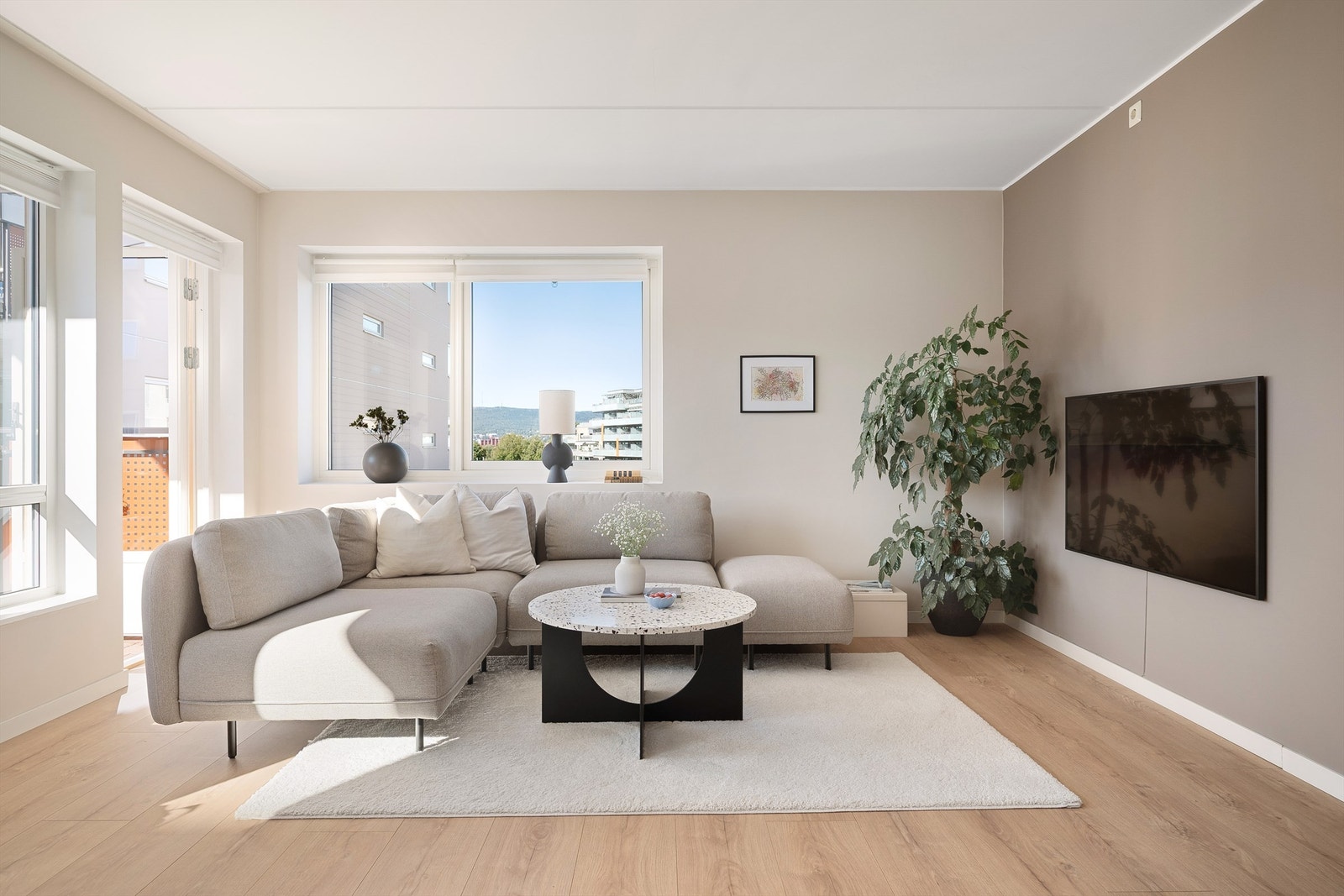 Her er det god plass til å møblere med sofa, salongbord og TV-seksjon. Galleribilde
