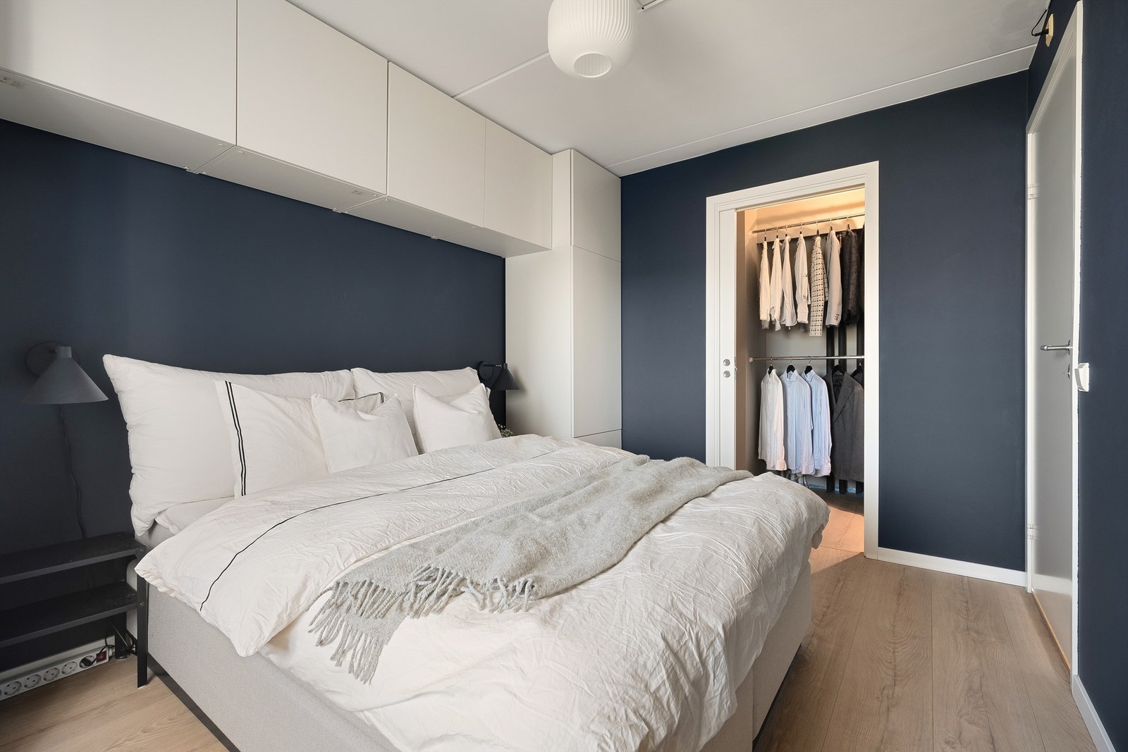 Her er det rikelig med oppbevaringsplass i vegghengt garderobeløsning, og en romslig walk-in garderobe. Galleribilde