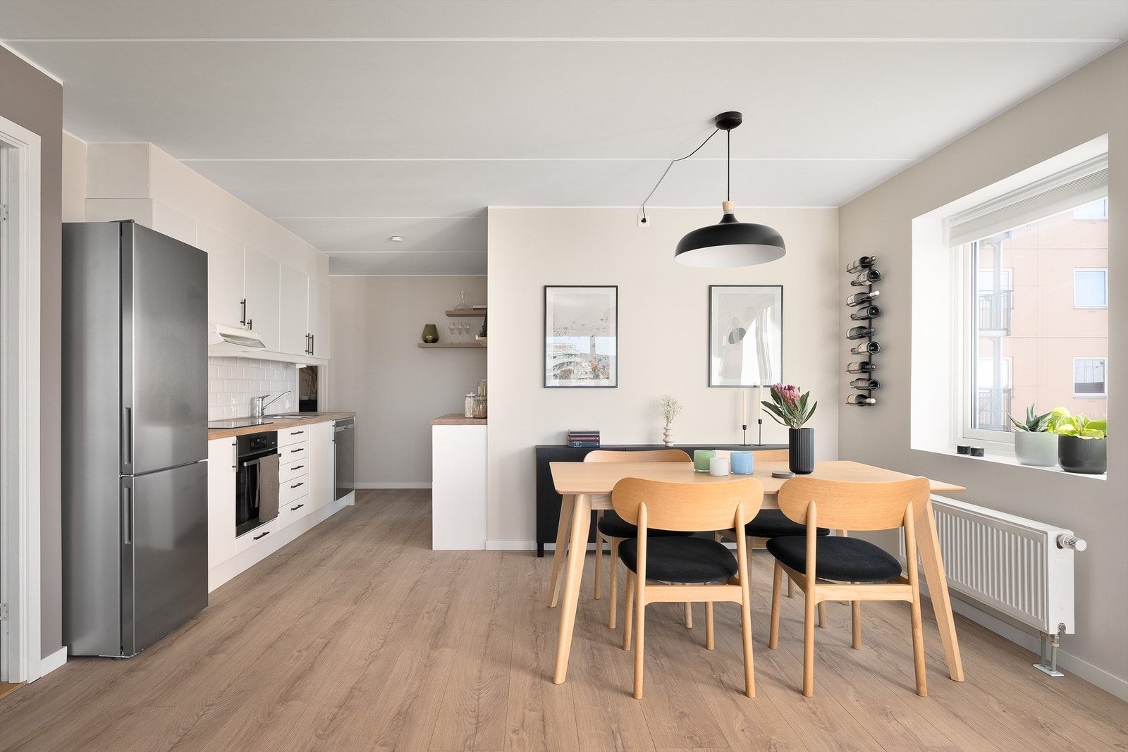 Det er også en naturlig plass å møblere med et spisebord om ønskelig. Galleribilde