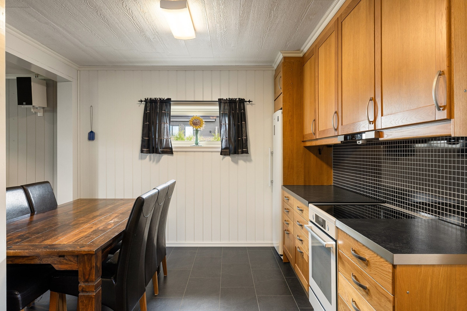 Kjøkkenet er i senere år både utvidet og oppgradert med ny innredning fra Epoq som i dag er velholdt. Galleribilde