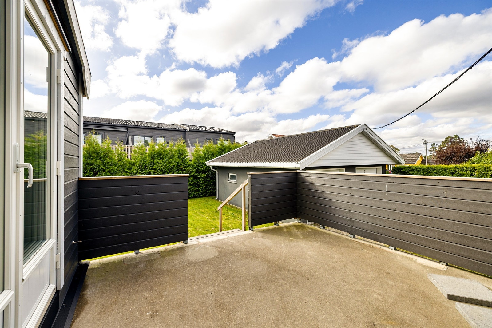 Ny terrasse med støpt gulv er oppført langs søndre gavlvegg hvor det sommerstid er sol store deler av dagen. Galleribilde