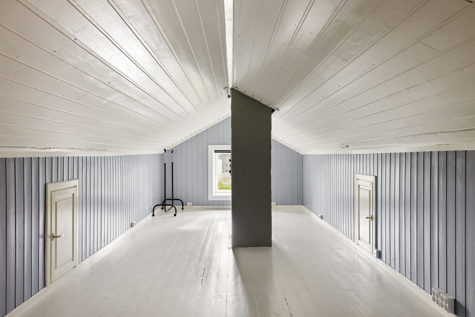 På loftets store gulvflate er det utmerkede lagringsmuligheter. Galleribilde