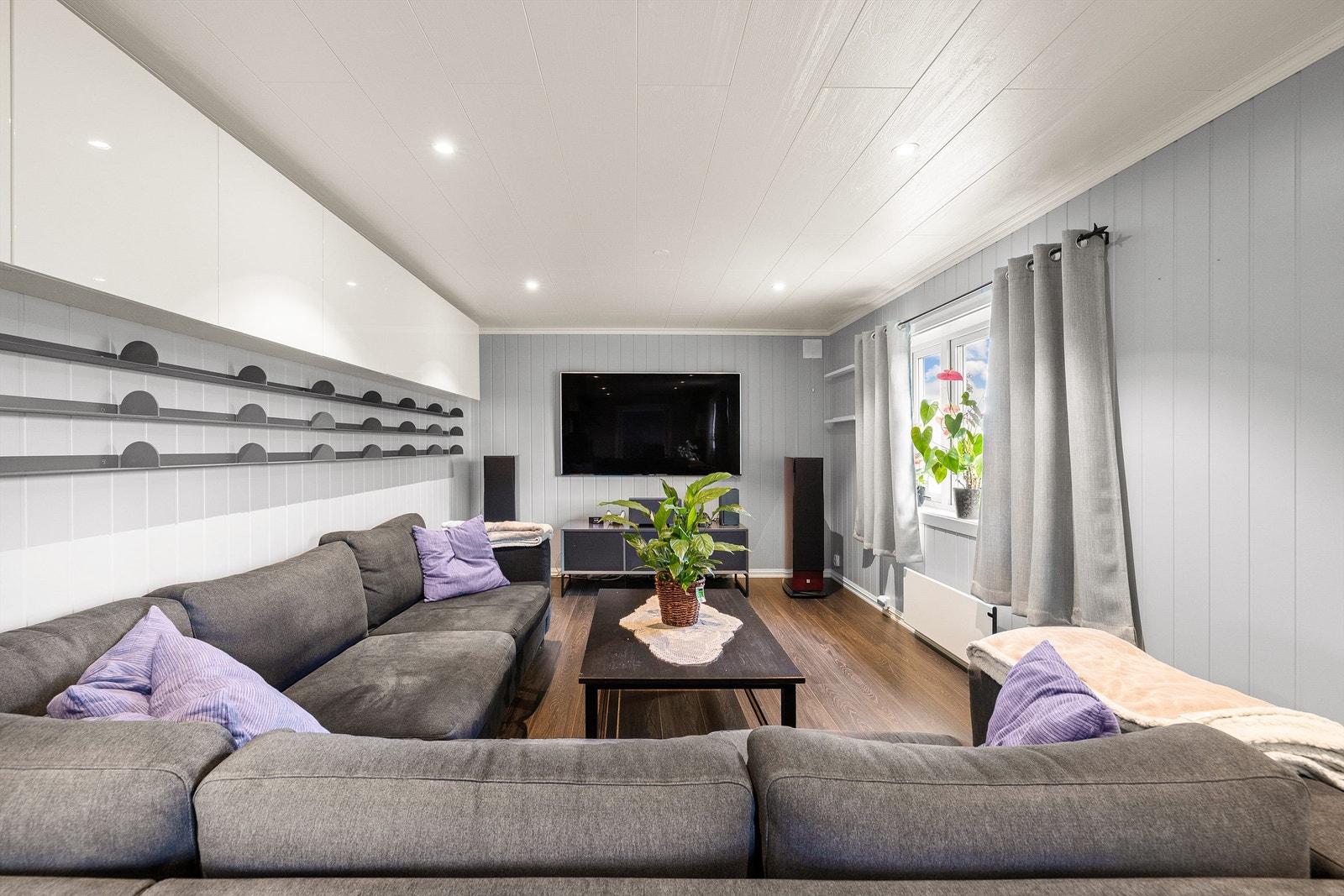 Stuen har hele 33 kvm. fordelt over en nær 10 meter lang gulvflate. Her er det mulig å skille ut et soverom, om ønskelig. Galleribilde