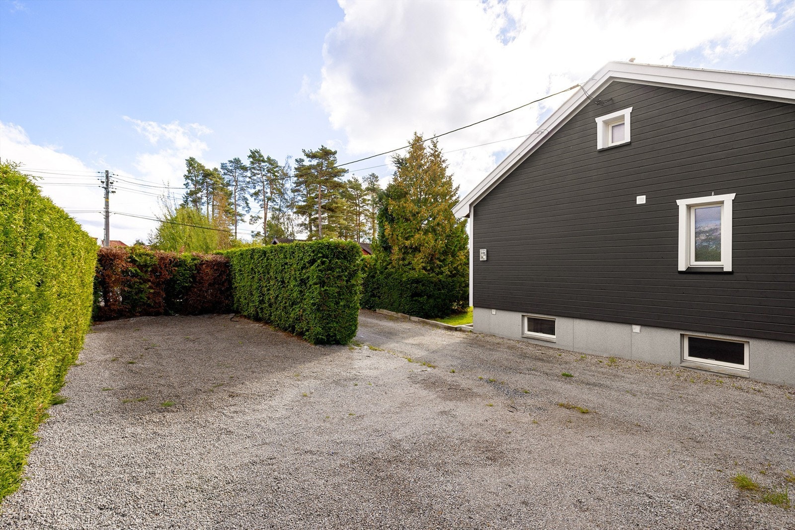 Den store gårdsplassen har oppstillingsmulighet for flere biler og er i tillegg velegnet for vinteropplag av båt. Galleribilde