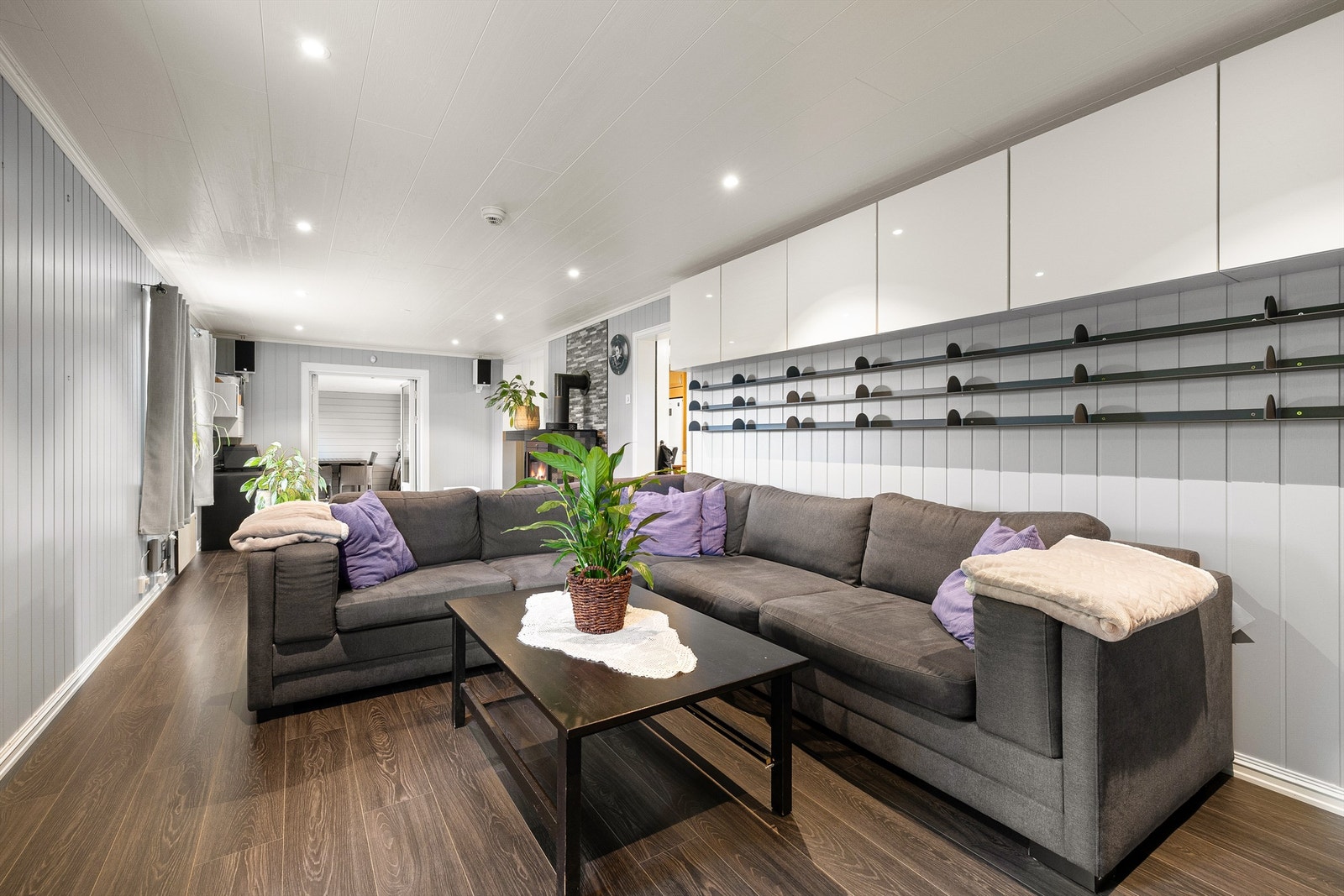 I første etasje er nær samtlige overflater skiftet ut i senere år. Store deler av boligens elektriske anlegg er også oppgradert. Galleribilde