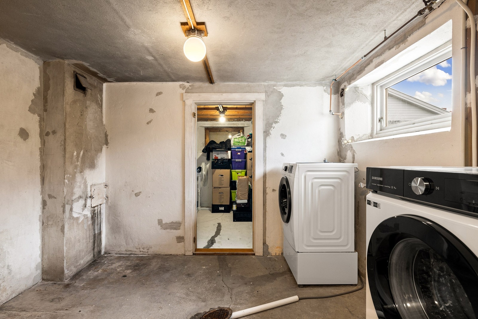 To av kjellerens boder har sluk i gulvet, deriblant denne på nesten 8 kvm. som i dag benyttes til vaskerom. Galleribilde