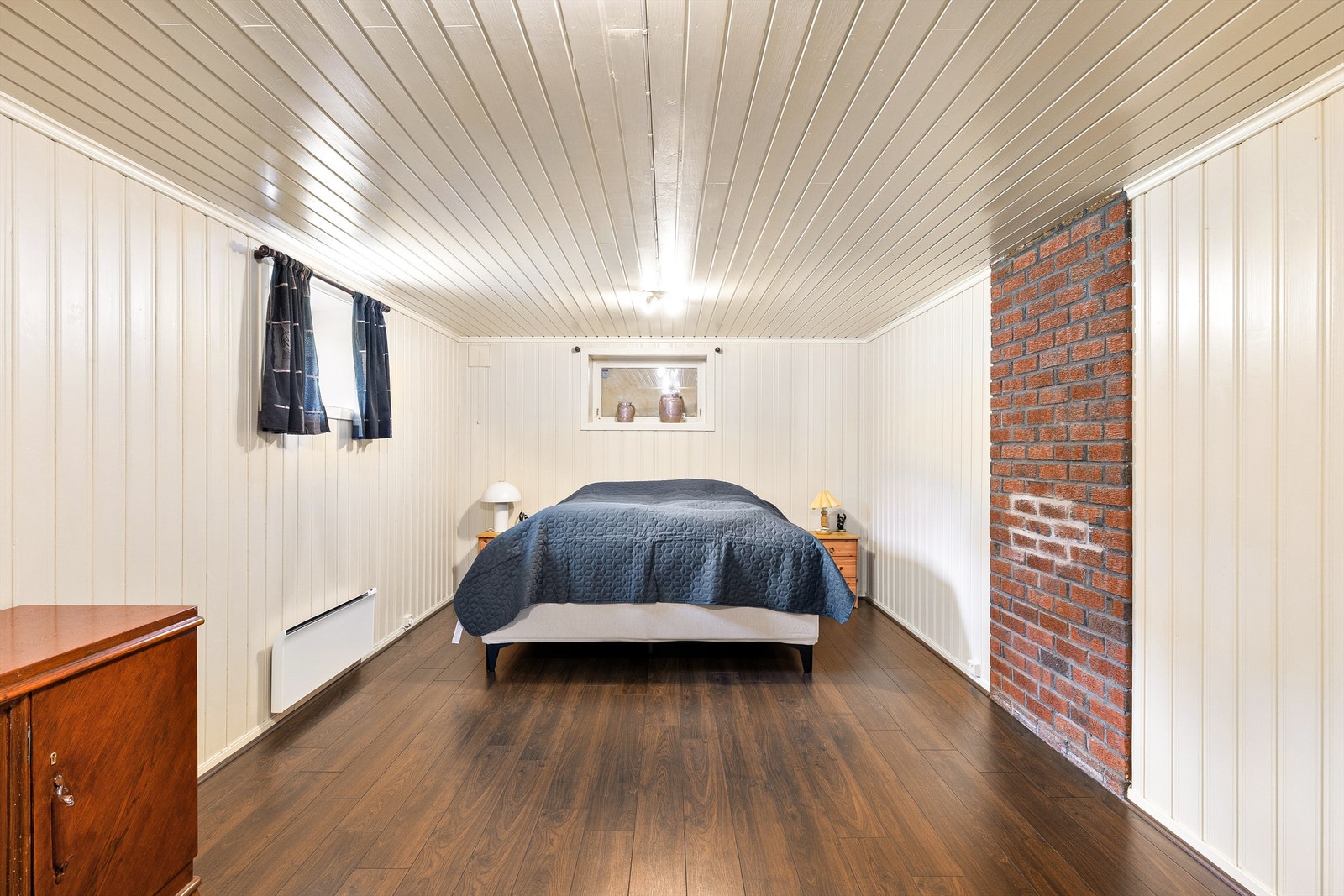 Dette kjellerrommet på over 20 kvm. er byggemeldt som tørkerom, men i senere år tatt i bruk som soverom. Bruksendringen er ikke omsøkt eller godkjent. Galleribilde