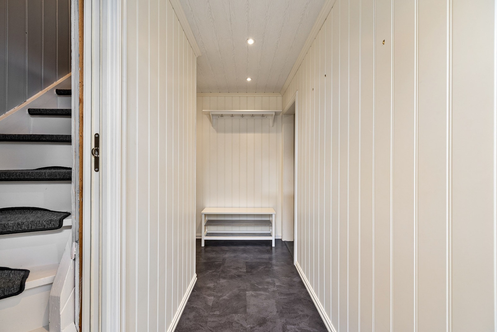 Loftet og kjelleren er begge tilgjengelig på trapp fra entreen. Galleribilde