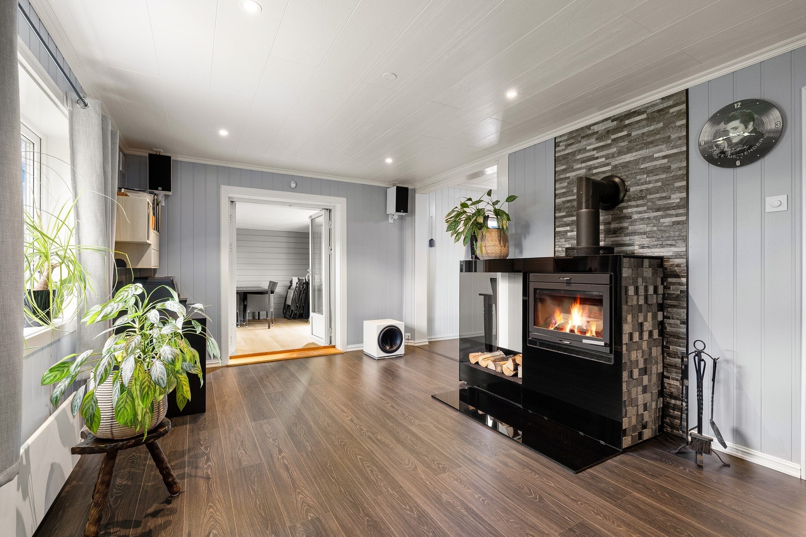 Nytt ildsted i form av en iøynefallende og lekker vedovn ble installert i stuen i 2021. Galleribilde