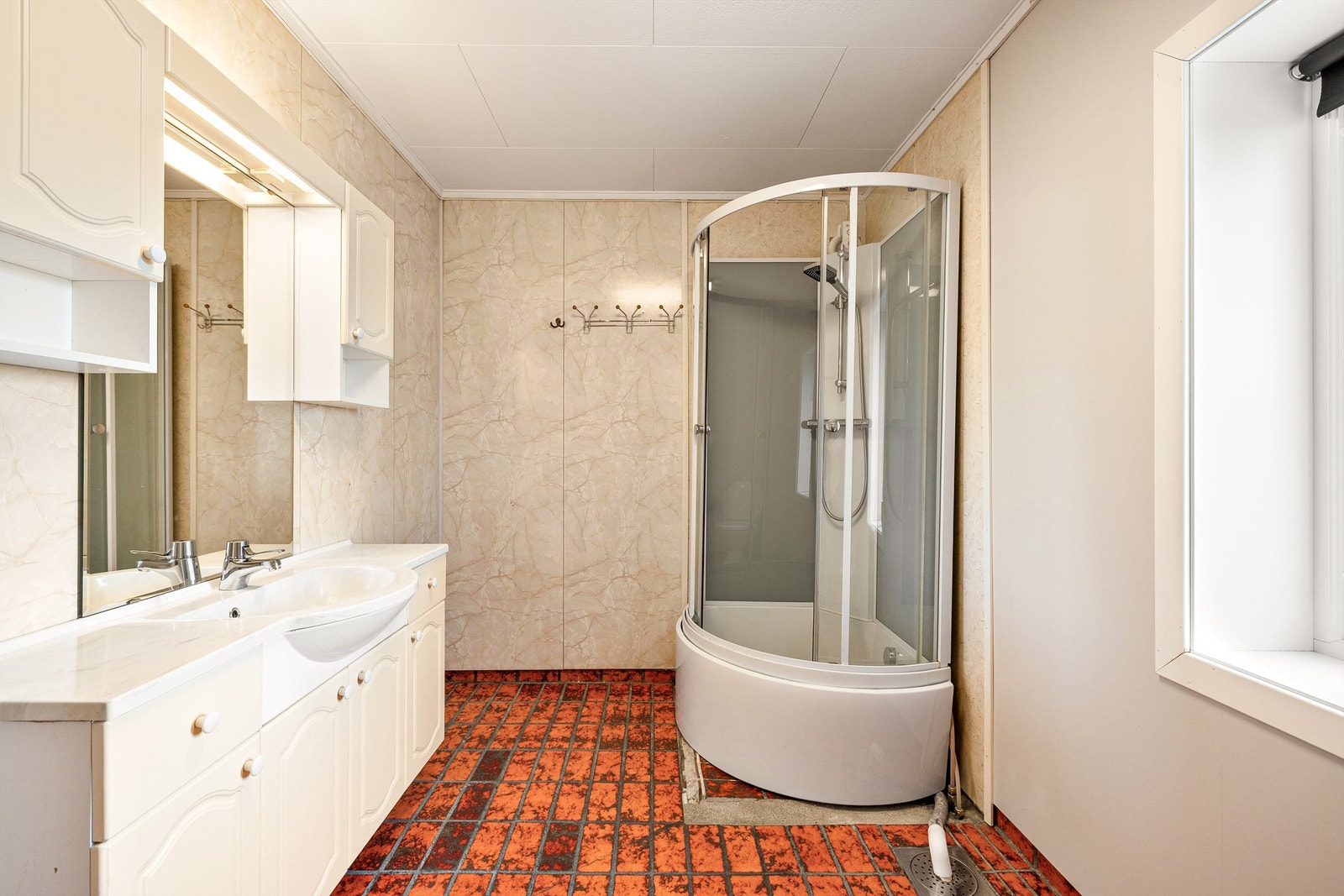 Badet har høy alder og er av den grunn er naturlig gjenstand for renovering. Dusjkabinett er satt inn i senere år. Galleribilde