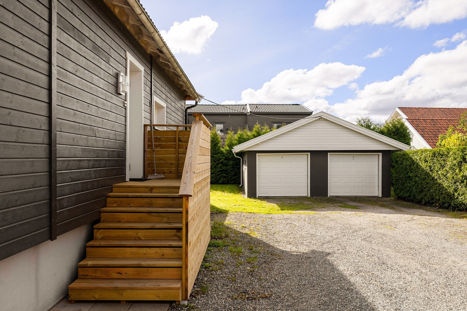 I garasjen ble det lagt inn strøm og montert innvendig belysning i 2018. Lader til EL-bil ble montert i 2022. Galleribilde