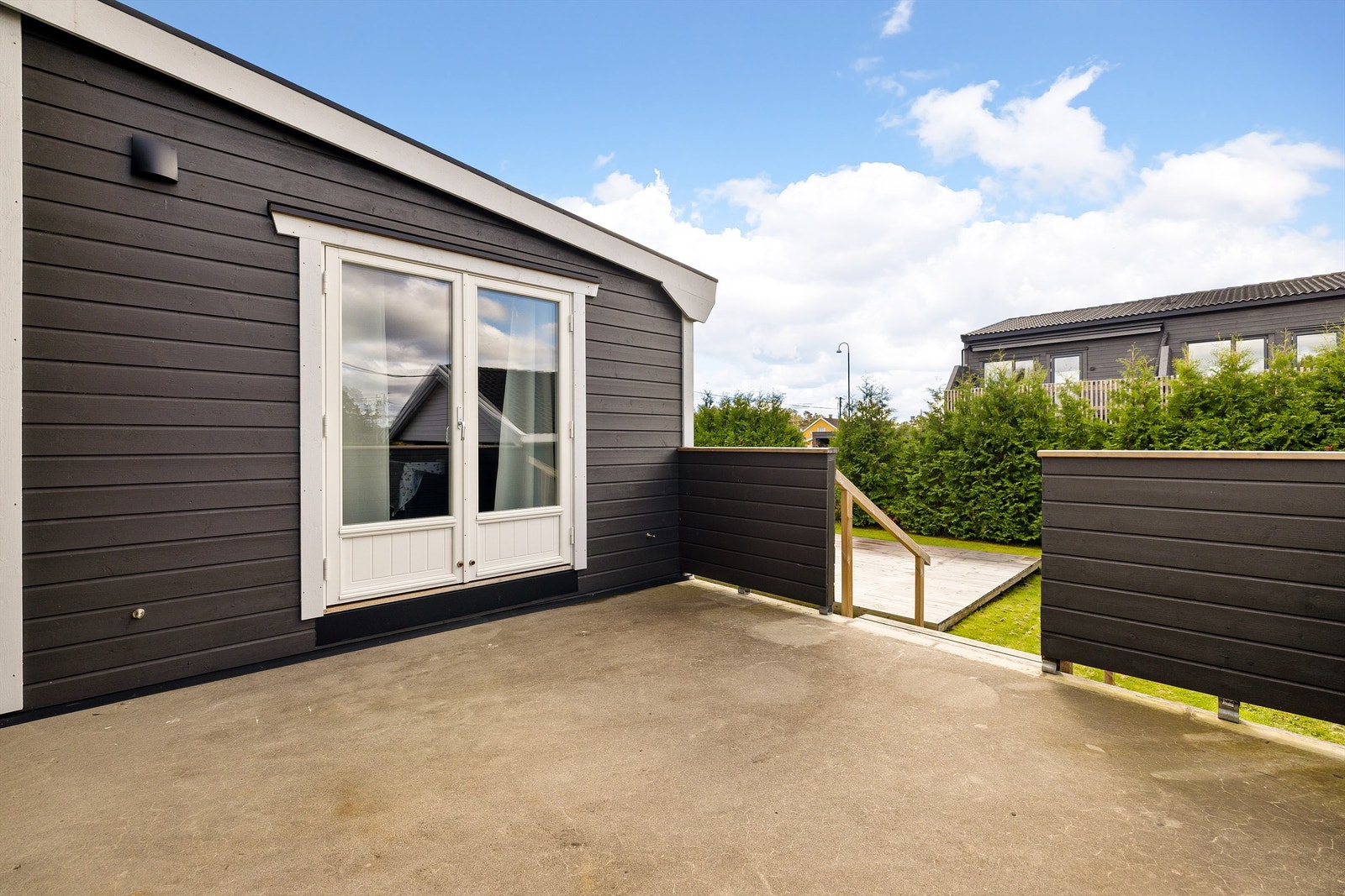 På terrassens østre side ble isolert vinterhage oppført i 2023. Galleribilde