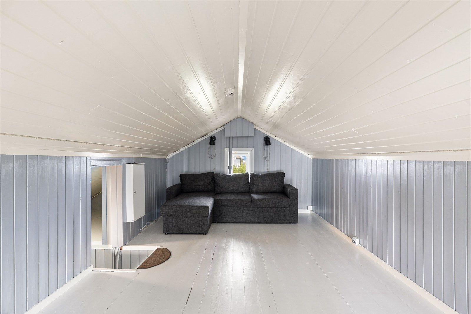 Loftet er i tidligere år tatt i bruk som oppholdsrom. Bruksendringen er ikke omsøkt eller godkjent. Overflatene er malt i senere år. Galleribilde