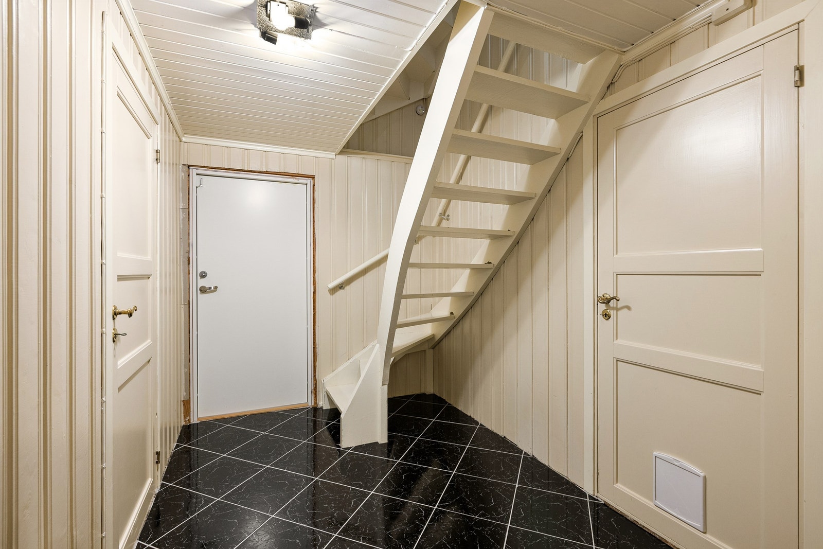 Til kjelleren er det adkomstmulighet både på innvendig og utvendig trapp. Galleribilde