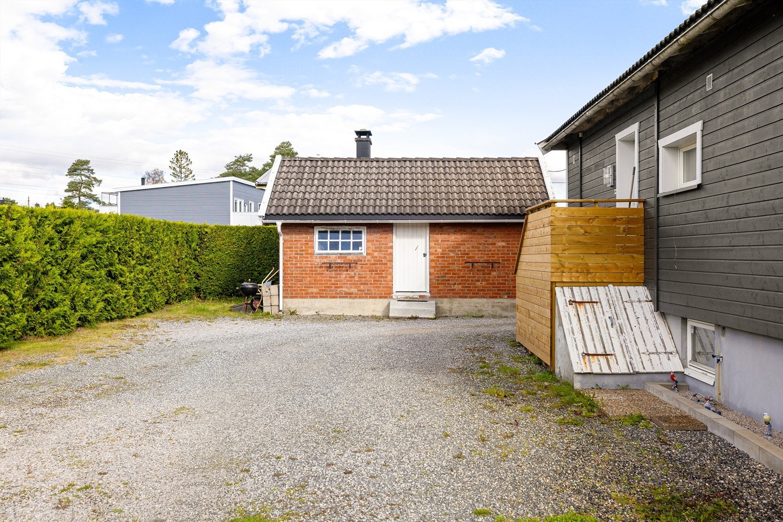 Uthus oppført rundt samme tid som boligen er ypperlig for lagring av blant annet sykler, hageredskap og uteleker. Galleribilde