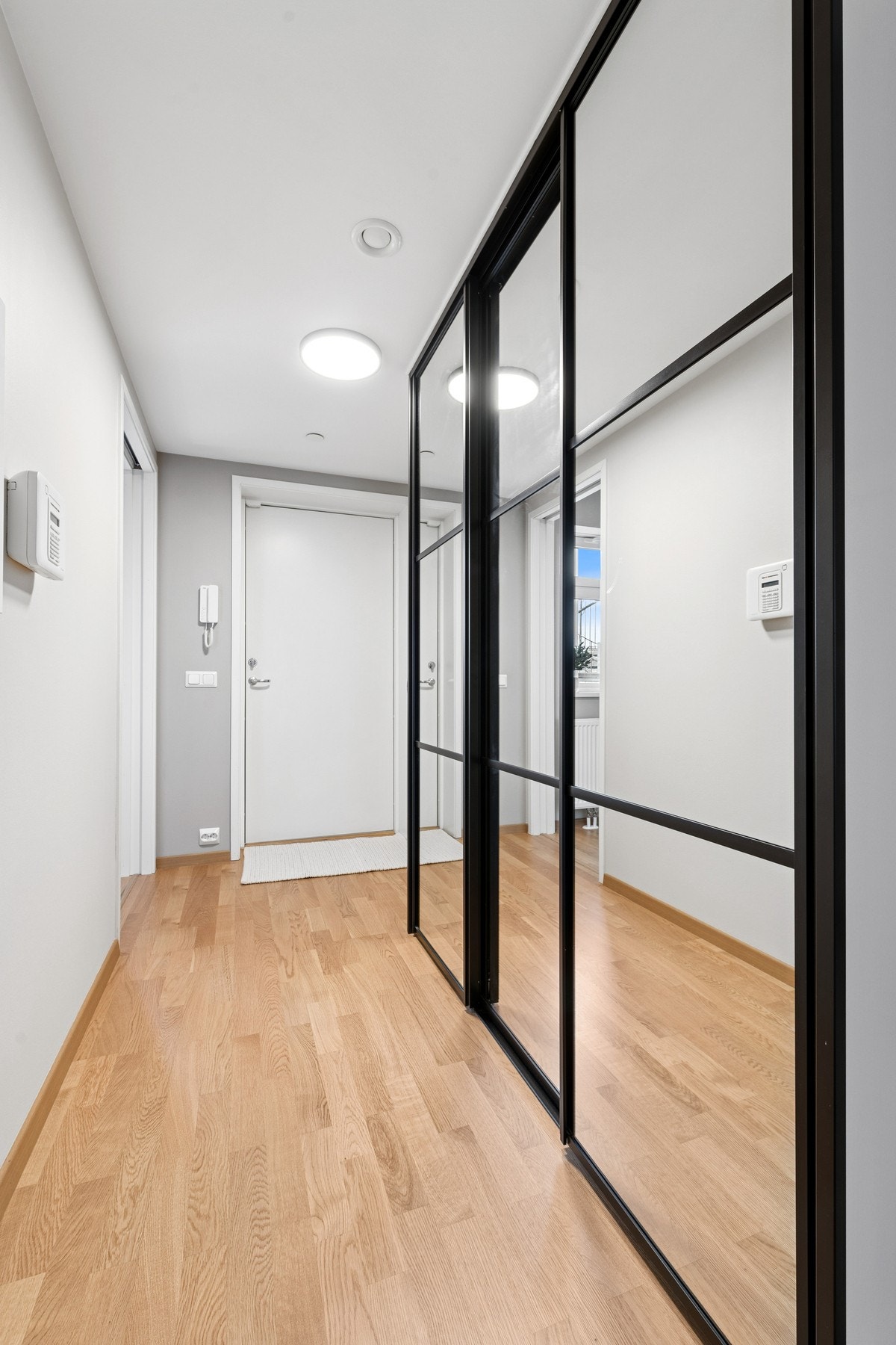 Entréen er innredet med en plassbygd skyvedørsgarderobe med speilfronter, og har dørtelefon ved ytterdøren. Galleribilde