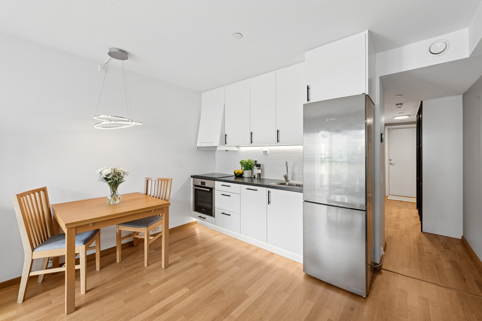 Det er plass til spisebord i praktisk tilknytning til kjøkkenet. Galleribilde