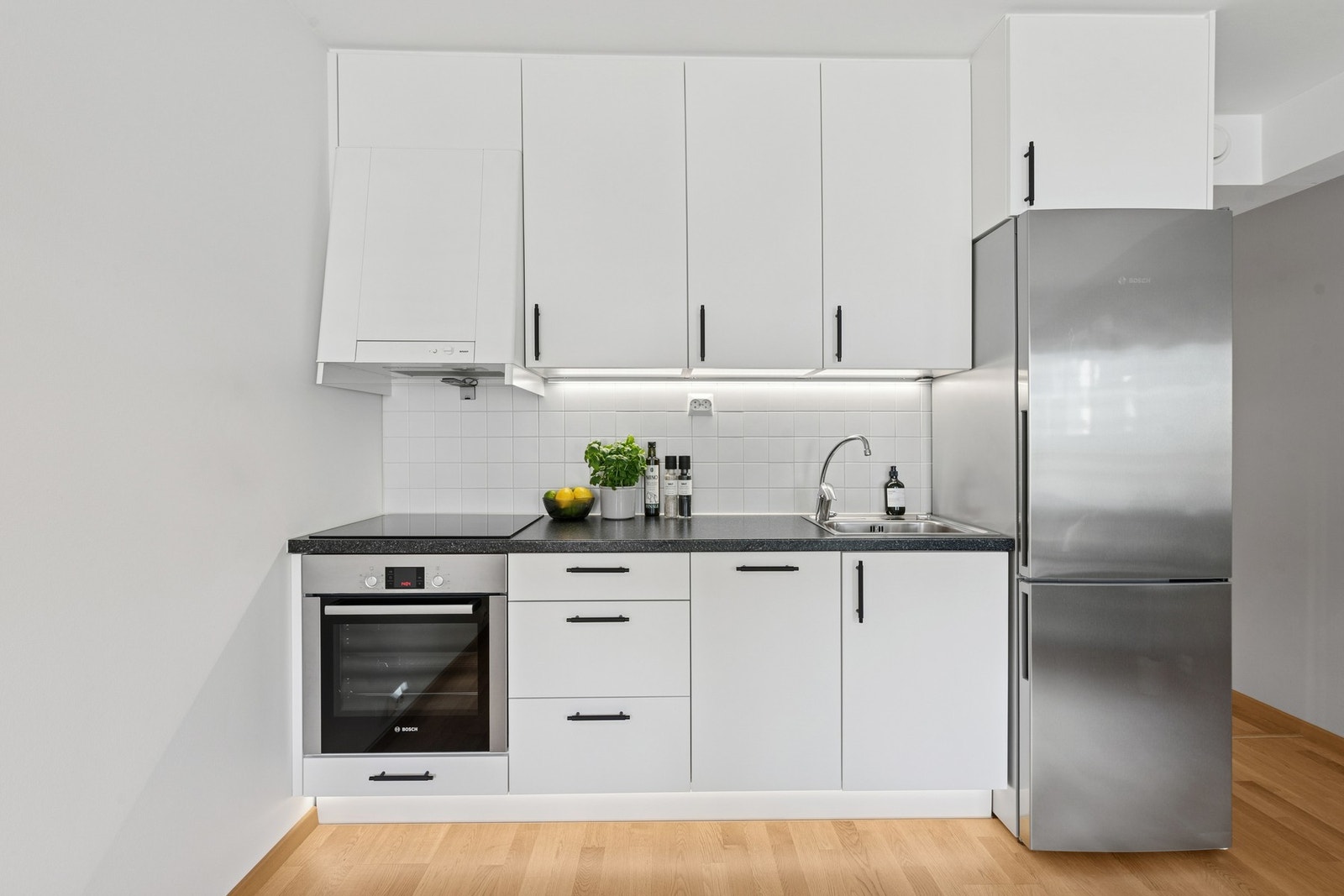 Kjøkkeninnredningen har nisje med plass til et frittstående kjøleskap. Galleribilde