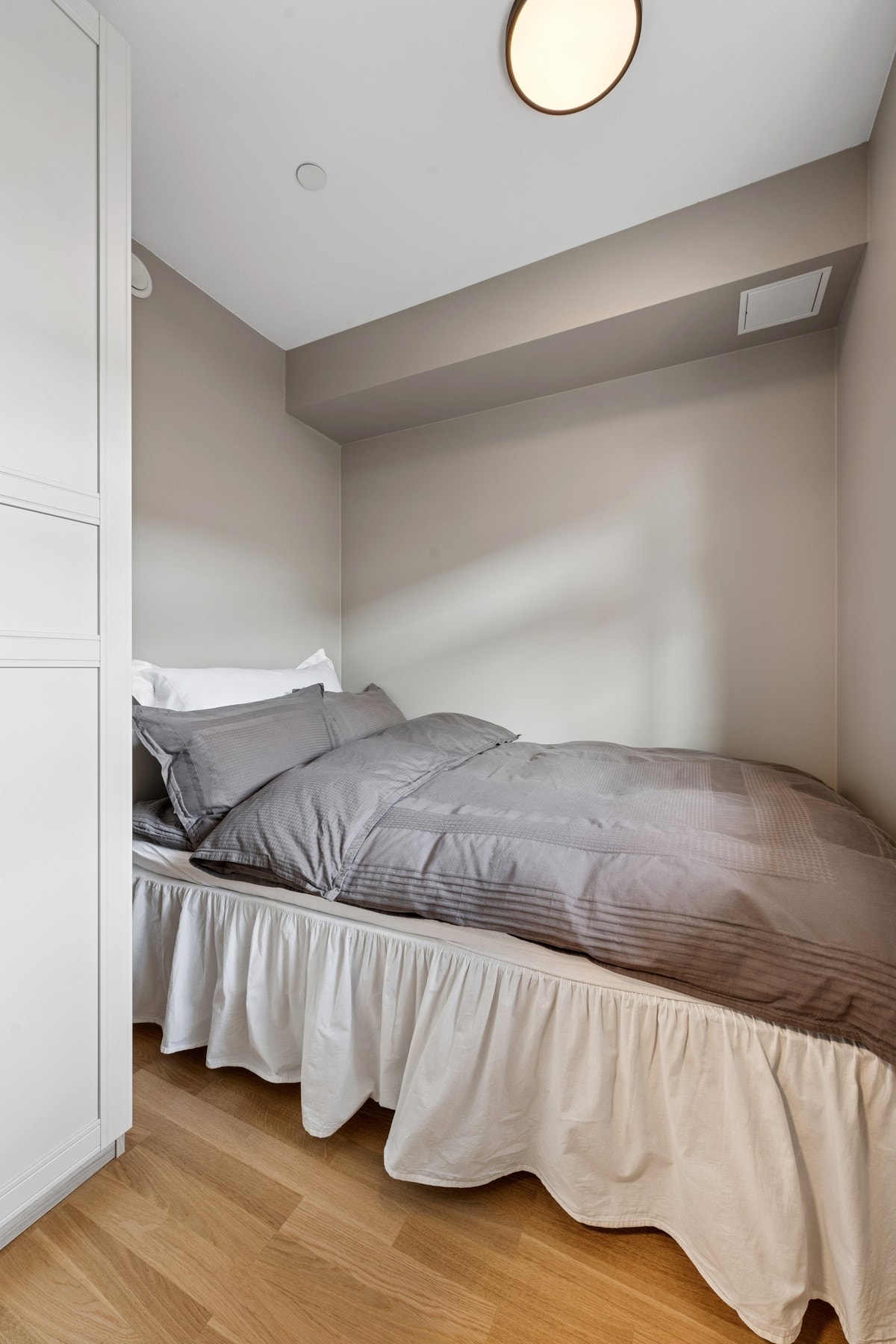 Det er både radiator og garderobeskap i rommet, pluss god plass til seng. Galleribilde