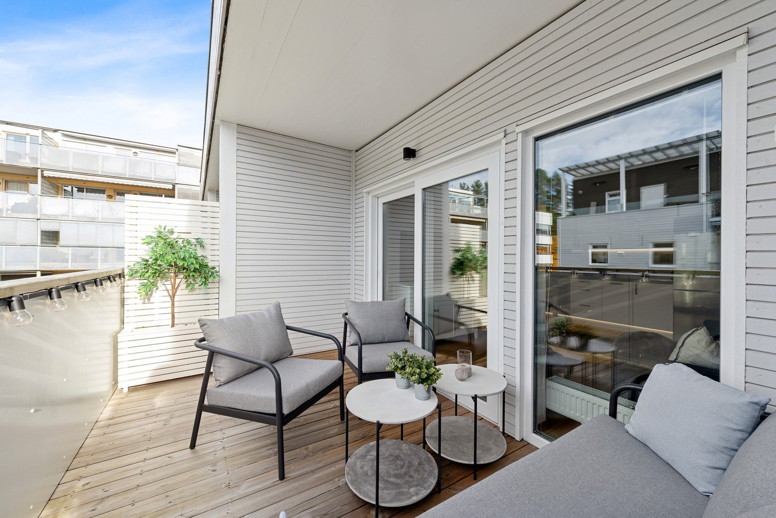 Fra leiligheten er det utgang til en vestvendt, dels overbygd balkong på ca. 9 kvm. Galleribilde