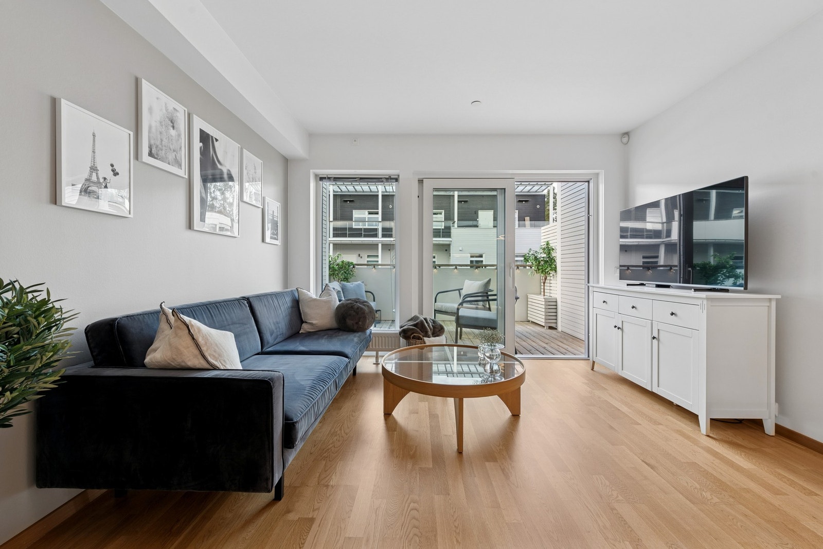 Her har du god plass til større sofagruppe med tilhørende møblement. Galleribilde