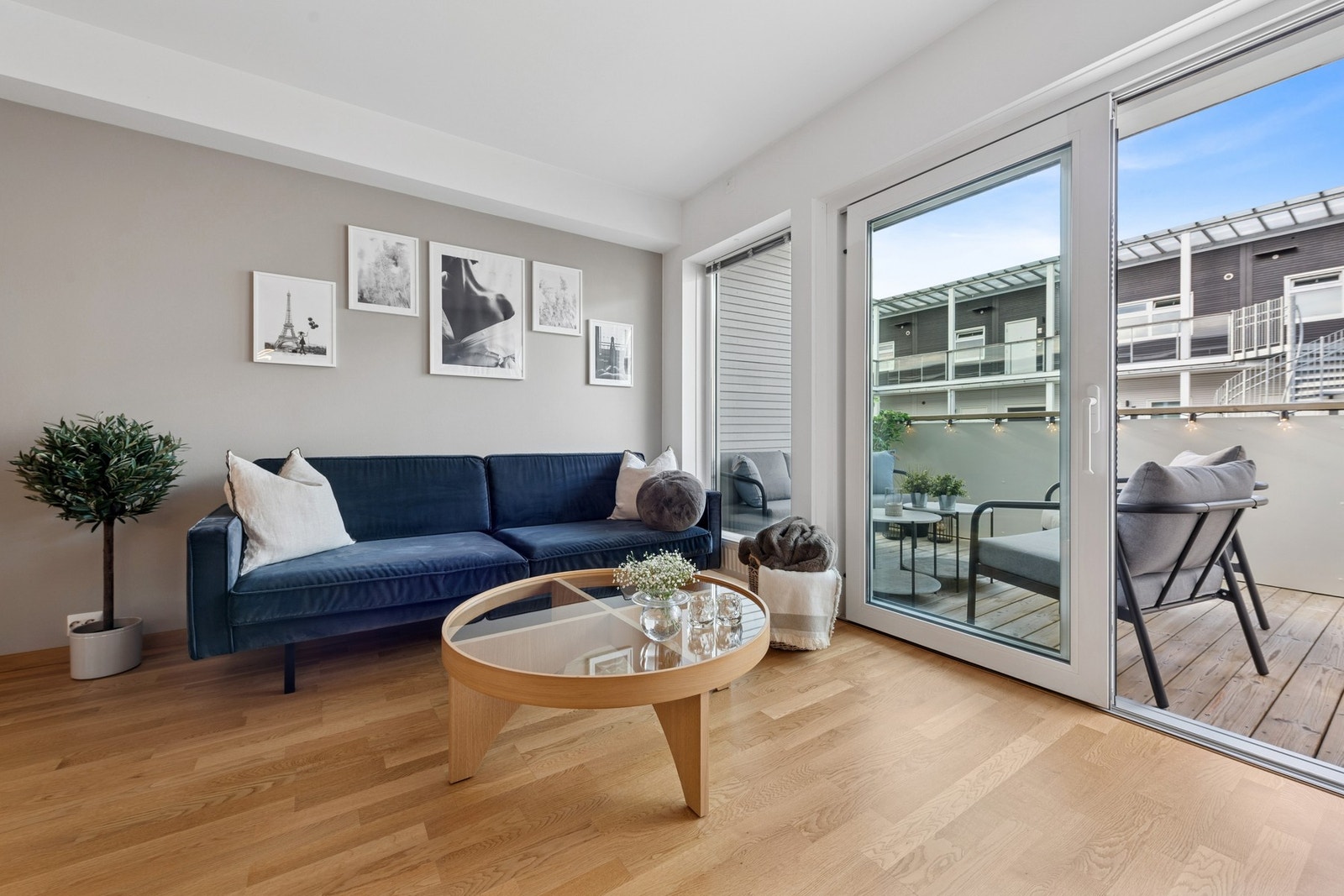 Fra stuesonen er det utgang til en stor balkong som fungerer som en herlig romforlengelse i sommerhalvåret. Galleribilde