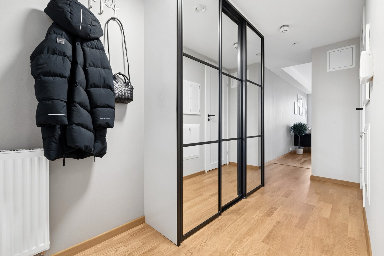 Leiligheten ønsker velkommen med en lys og innbydende entré. Galleribilde