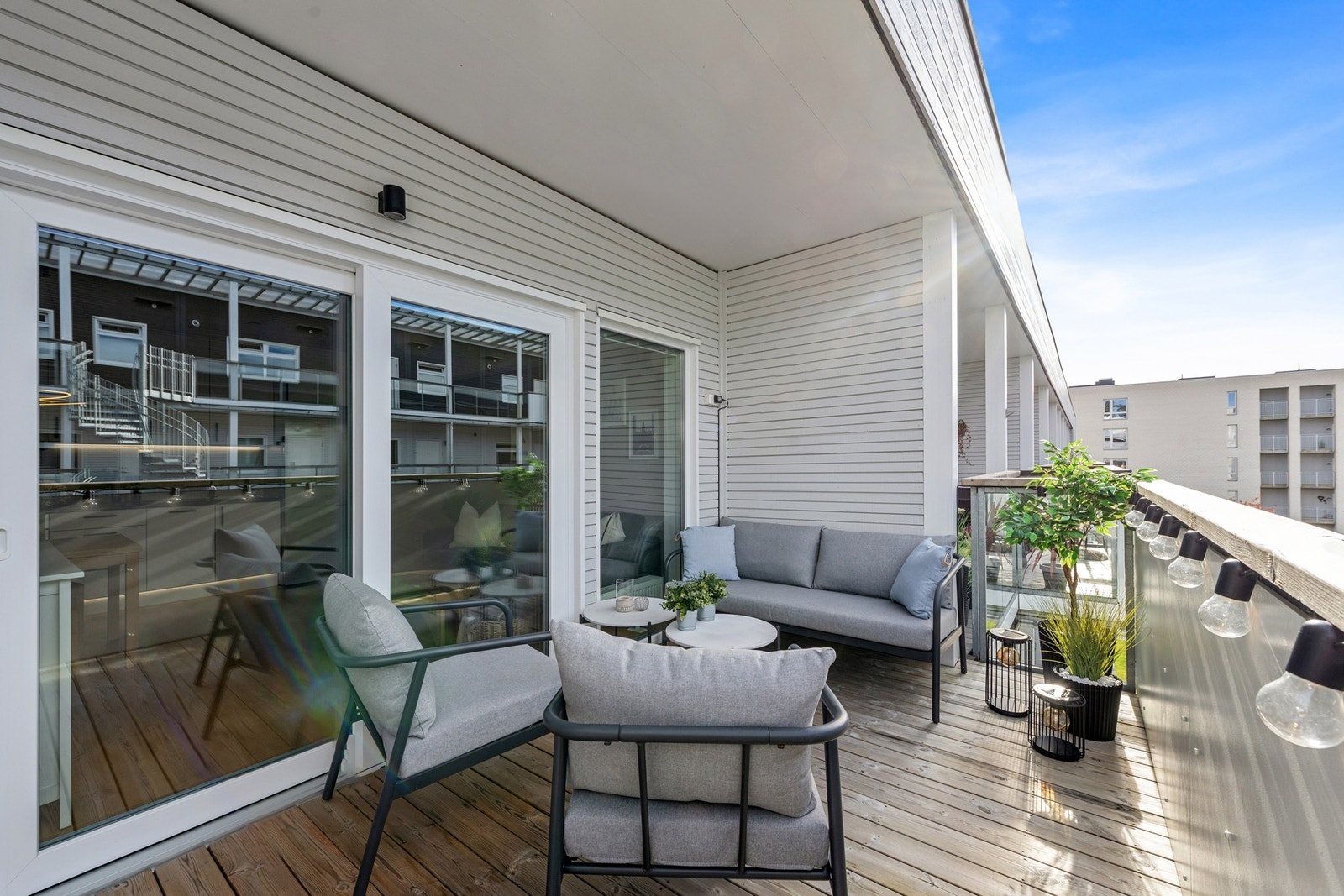 Her er det fin plass til en koselig sittegruppe, og overbygget sørger for brukstid selv i litt ruskevær. Galleribilde