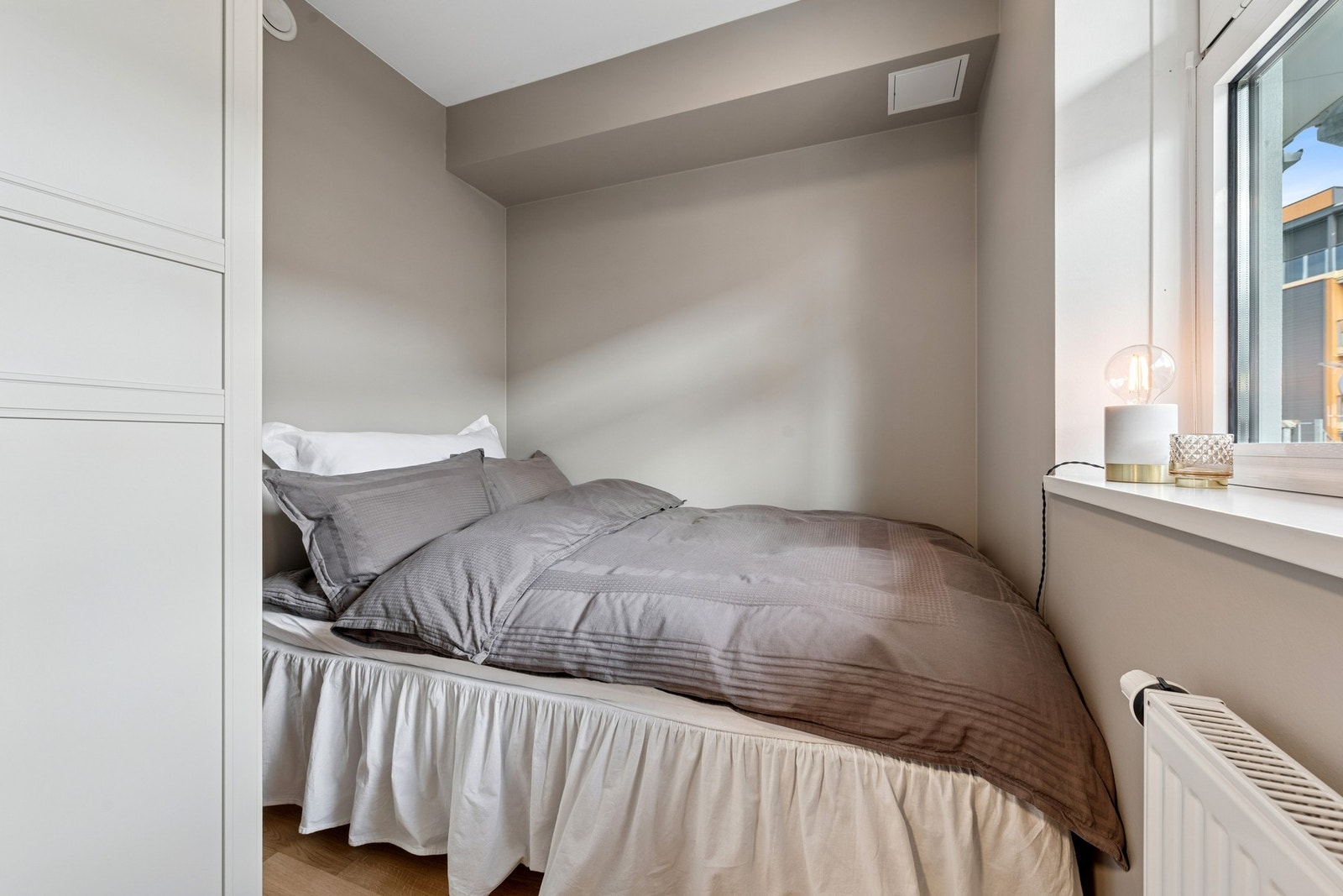 I tilknytning til entréen er det innredet en alkove med adkomst via skyvedør. Galleribilde