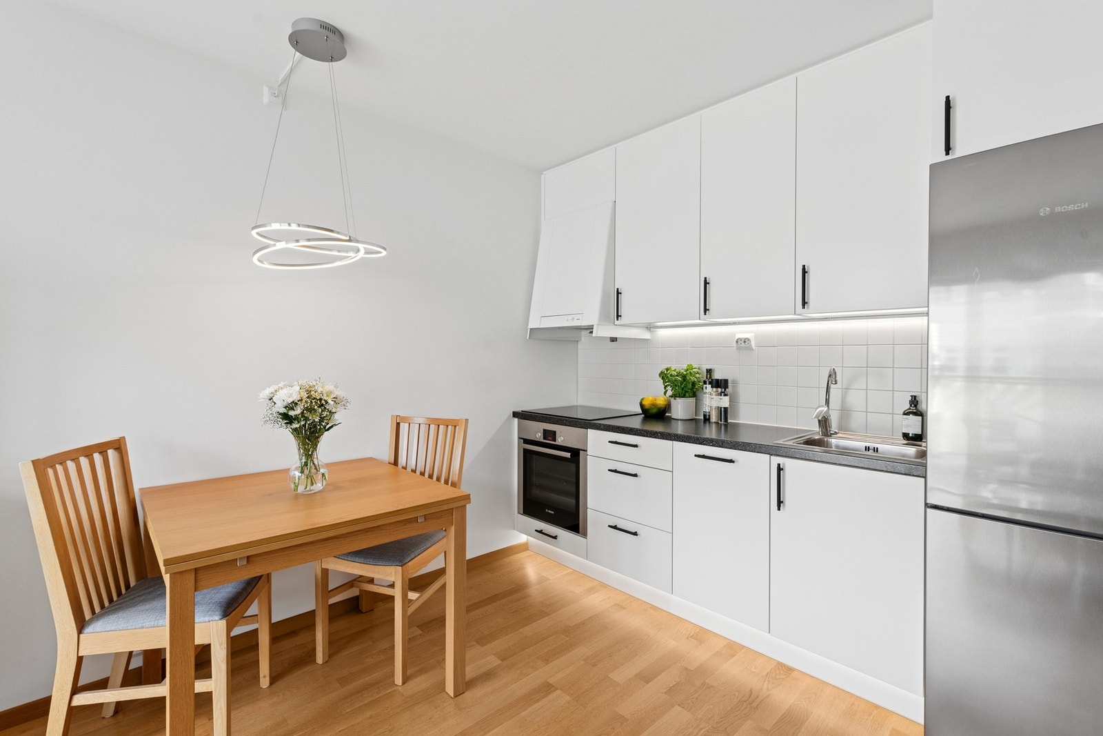 Kjøkkenet er moderne og arealeffektivt, med god skap- og benkeplass. Galleribilde