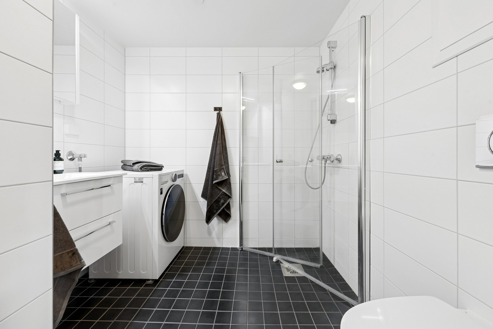 Badet er pent og praktisk med opplegg for vaskemaskin. Galleribilde