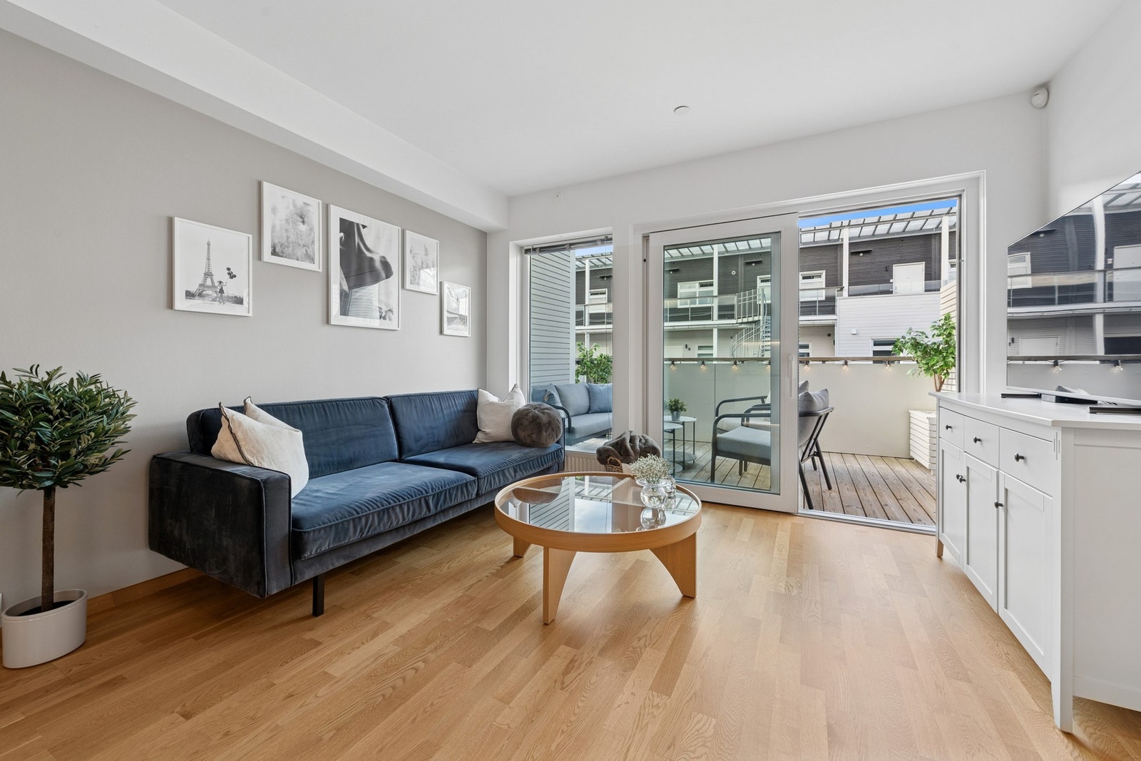 Dagslyset strømmer inn via store, vestvendte vinduer. Galleribilde