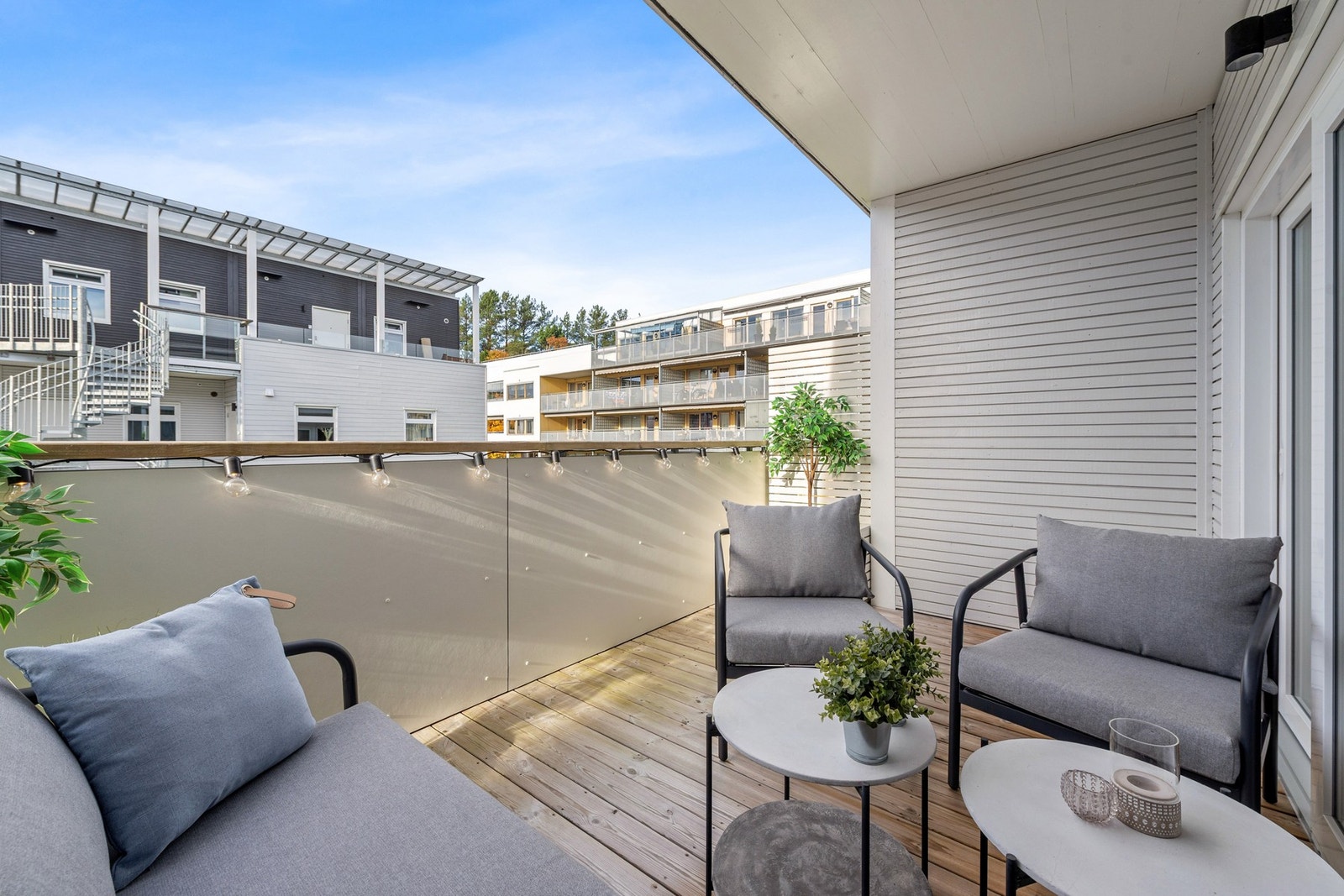 Balkongen vender ut mot felles grøntareal. Galleribilde