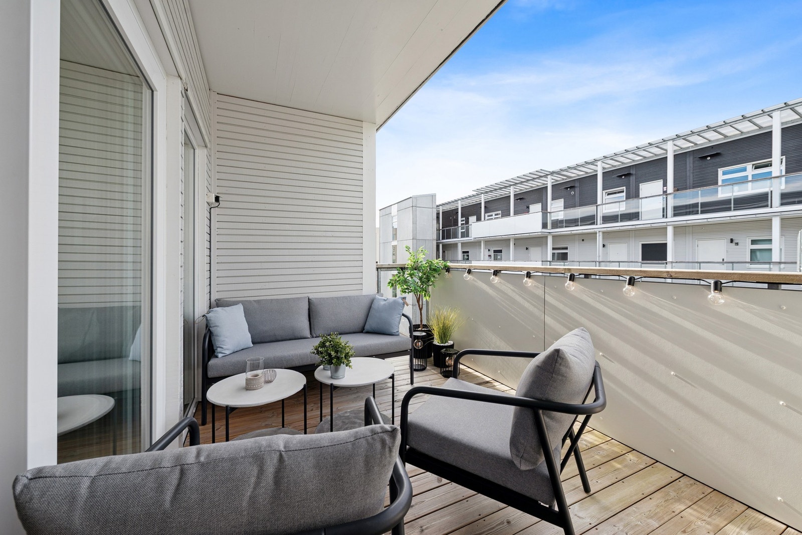 Balkongen ligger godt skjermet til fra nærliggende naboer. Galleribilde