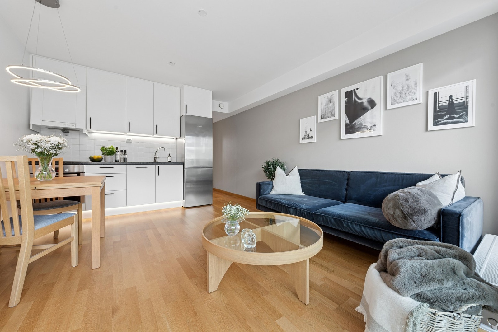 Med åpen løsning mot stuen blir kjøkkenet en sosial sone, også under matlagingen. Galleribilde