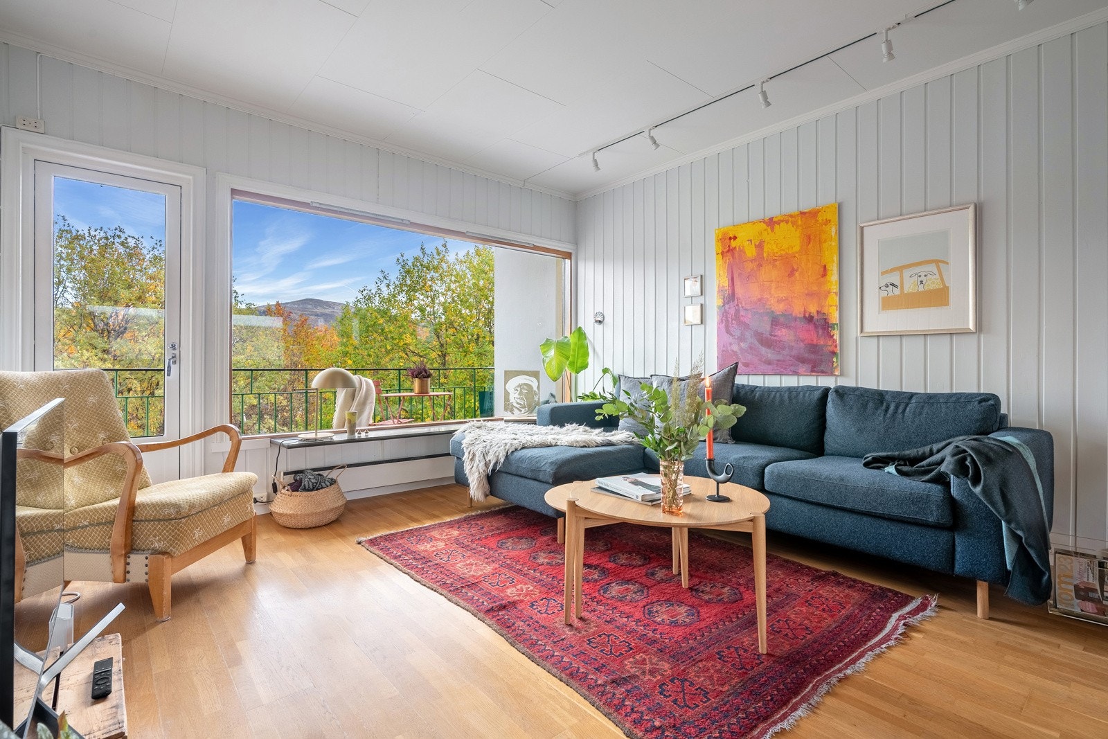 Rommets utforming gjør det enkelt å møblere, med god plass for hjørnesofa.