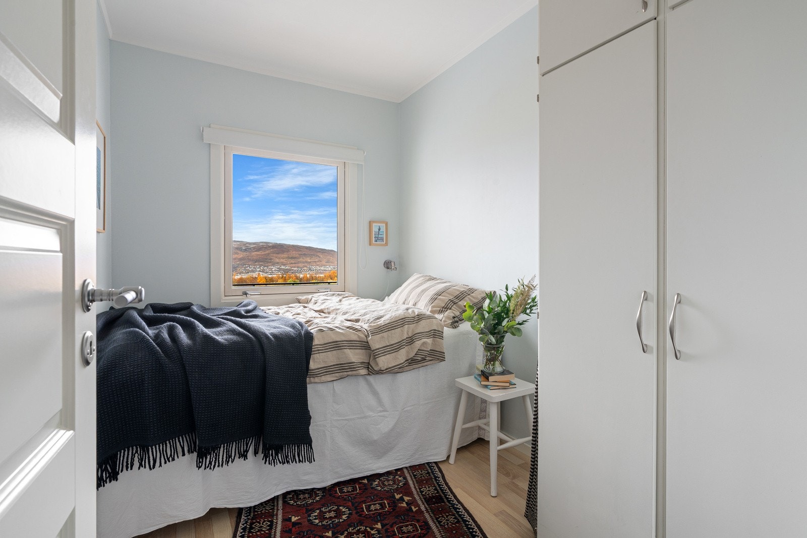 Boligens andre soverom er også av god størrelse med plass til stor seng og oppbevaringplass.